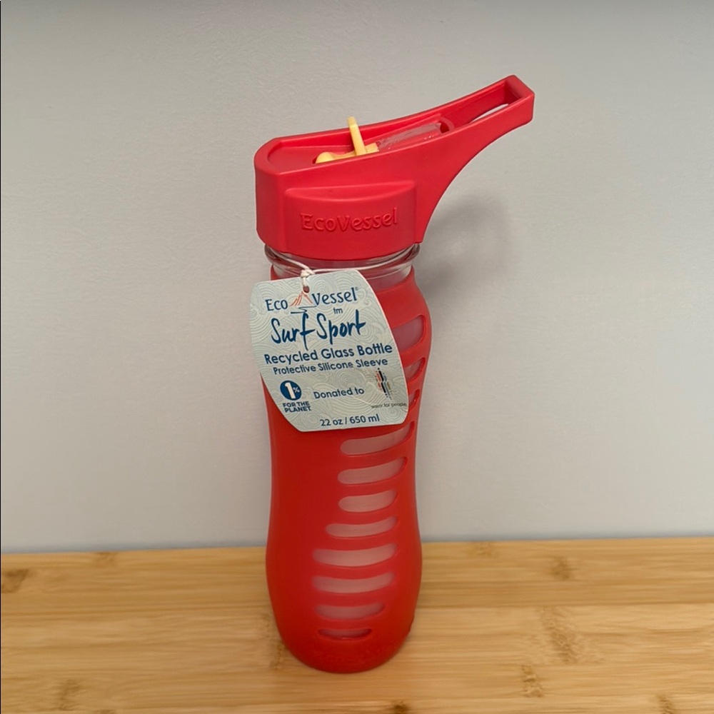 Ecovessel Surf Recycled Glass Red Water Bottle 22 ounces NEW Silicone Sleeve